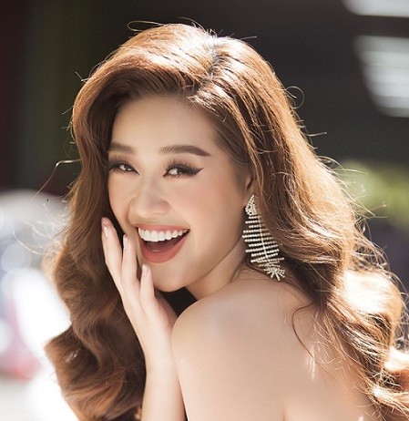 Hoa hậu Khánh Vân diện váy hồng pastel