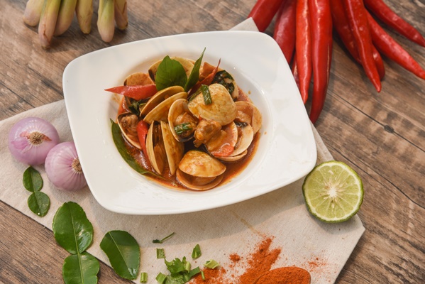 Hoy Lai Pad Nam Prik Pao - Stir fried clams with chili paste