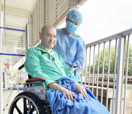 Phi công người Anh ‘vật tay’ gay cấn với bác sĩ Trần Thanh Linh