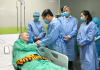 Phi công người Anh tự đi những bước đầu tiên sau 100 ngày điều trị Covid-19
