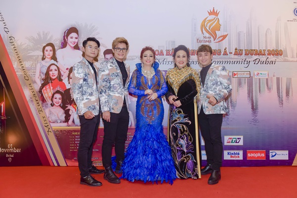 Bà Trần Lê Thu Thảo - Trưởng BTC cuộc thi (giữa) chụp hình kỷ niệm cùng nghệ sĩ Thanh Hằng và nhóm nhạc V.Music