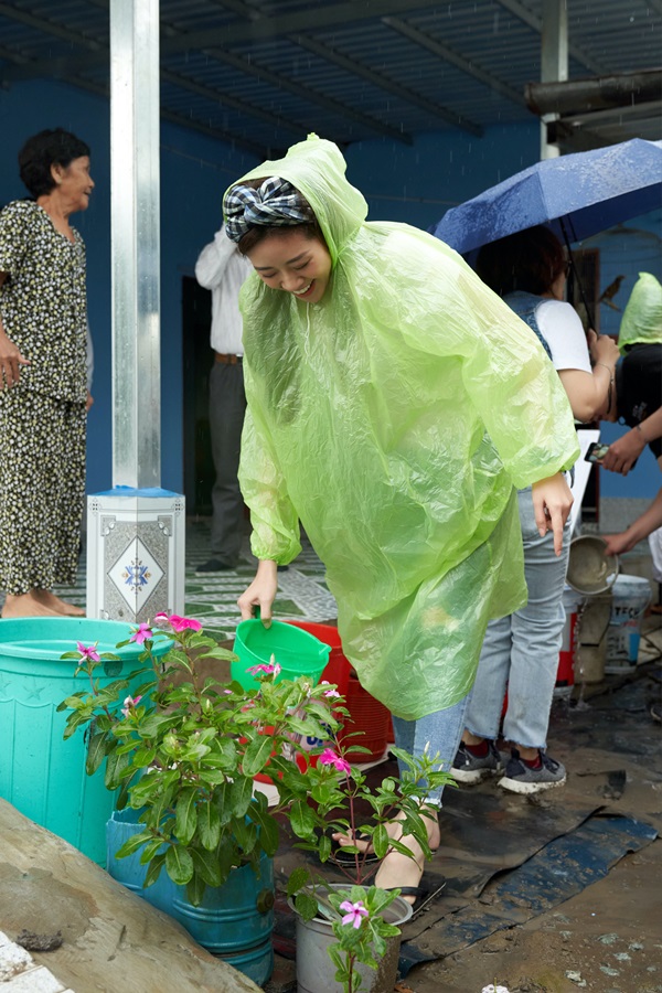 Hoa hau Khanh Van di thien nguyen tai Long AN104