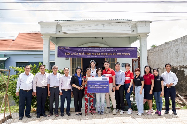 Hoa hau Khanh Van di thien nguyen tai Long AN61