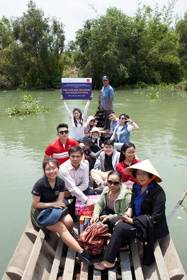 Hoa hau Khanh Van di thien nguyen tai Long AN80