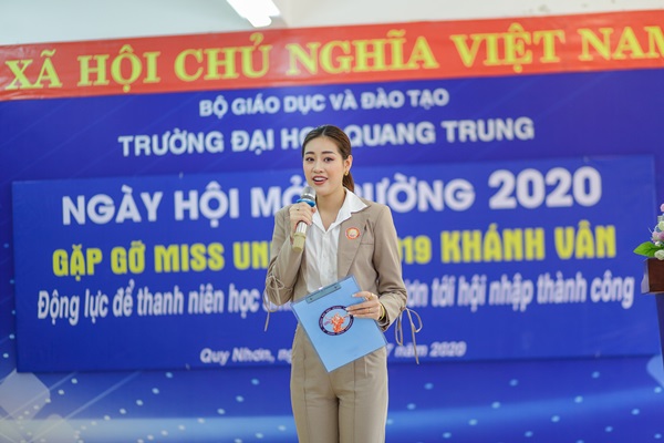 Hoa hau Khanh Van tu van huong nghiep tai DH Quang Trung38