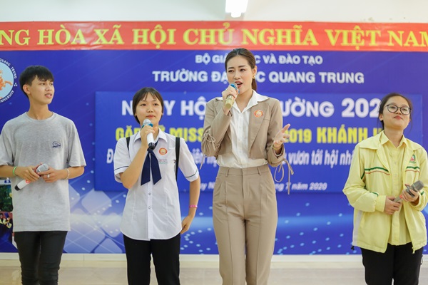 Hoa hau Khanh Van tu van huong nghiep tai DH Quang Trung43