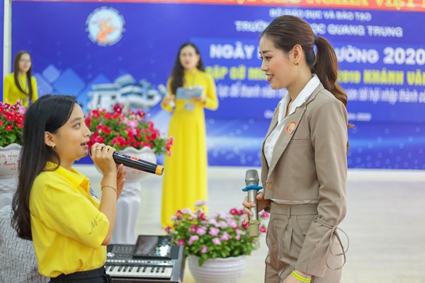 Hoa hau Khanh Van tu van huong nghiep tai DH Quang Trung57