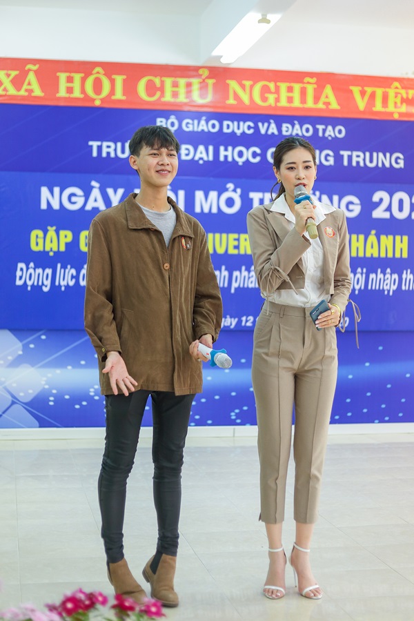 Hoa hau Khanh Van tu van huong nghiep tai DH Quang Trung64