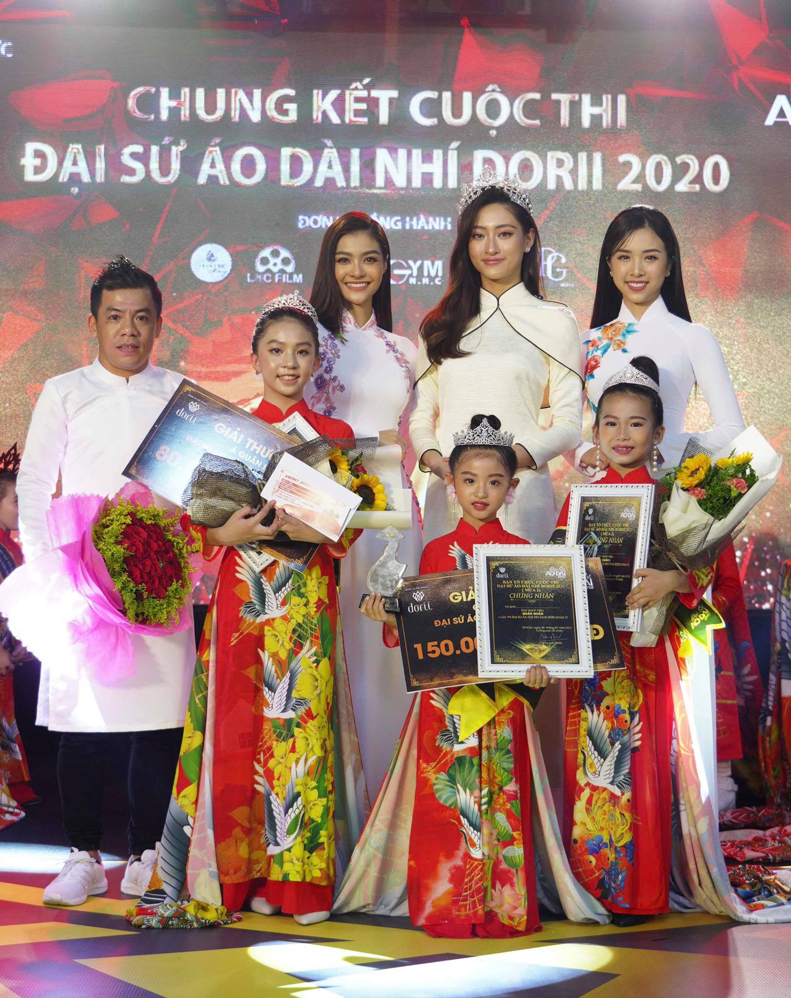 Top 3 'Đại sứ Áo dài nhí Dorii 2020' chụp hình kỷ niệm cùng Hoa hậu Lương Thùy Linh, Á hậu Thuý An, NTK Tạ Linh Nhân