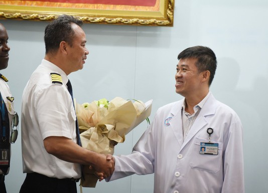 Bác sĩ Chợ Rẫy điều trị cho phi công người Anh đã có mặt tại Đà Nẵng