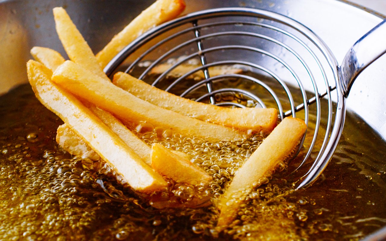 cooking-french-fries-close-frying-fryer-shutterstock464044346-15943789076521359288915-1595077177860-1595077178285492899826