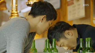 Không có quy định khắt khe nào cấm đoán hay hạn chế cảnh uống rượu trên màn ảnh Hàn.