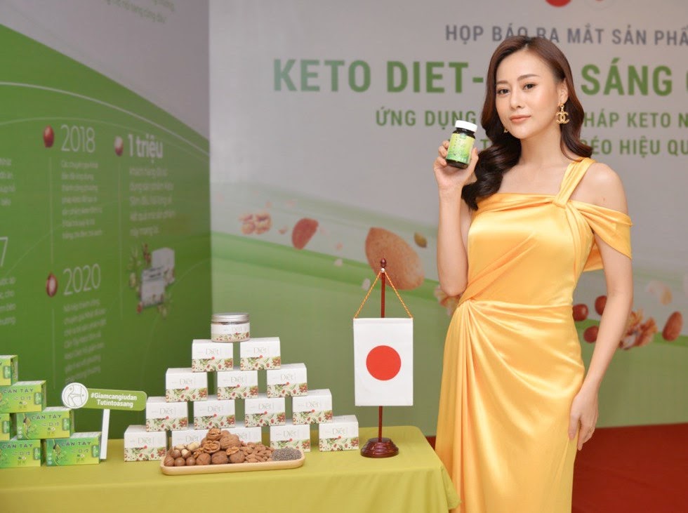 Diễn viên Phương Oanh đánh giá rất cao Bột cần tây Keto Slim về chất lượng và mức độ hiệu quả