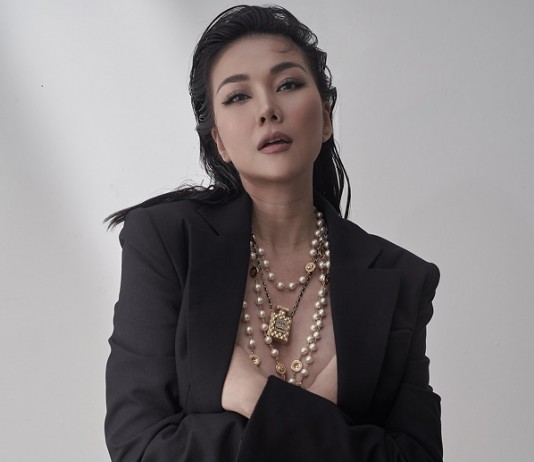 Thanh Hằng theo mốt không nội y