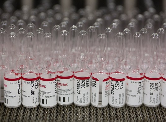 Nga sắp ‘đại tiêm chủng’ vắcxin Sputnik V cho hàng vạn người