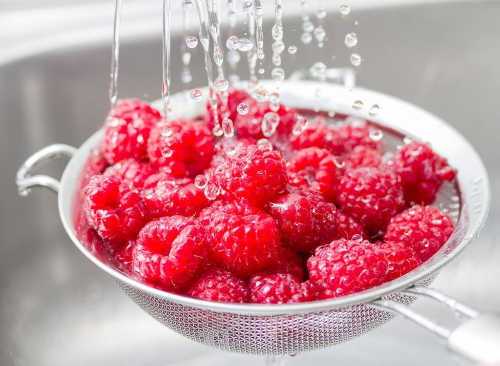 washing-raspberries-1598258531852213030553-1598260246417-15982602470801480805597