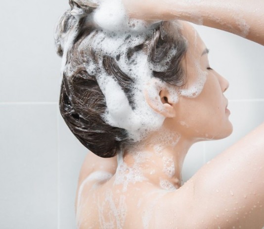 6 thói quen khiến tóc dễ gãy rụng