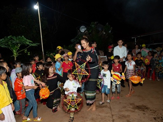 Hoa hậu H’Hen Niê tặng 500 phần quà cho trẻ em buôn làng mùa trung thu