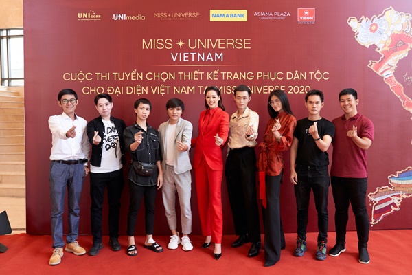 Hoa hau Khanh Van va Top 8 TPDT