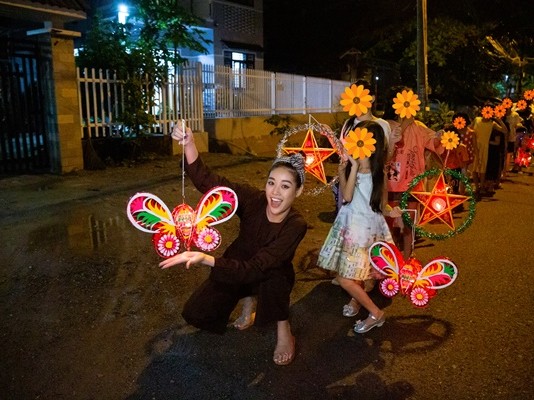 Hoa hậu Khánh Vân rước đèn trung thu cùng ngôi nhà OBV
