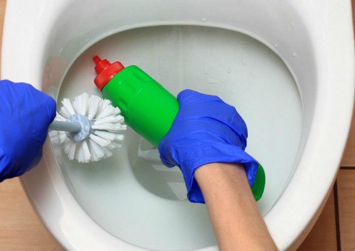 cleaningaverydirtytoiletx5-1600674256426410165667