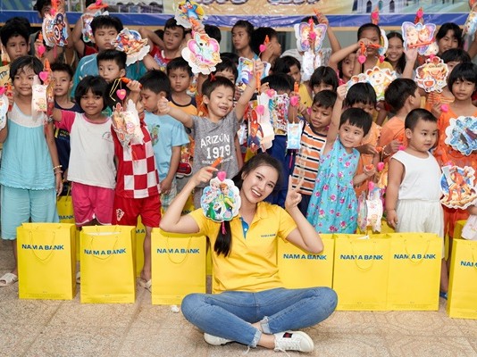 Á hậu Kim Duyên vui hội trăng rằm cùng trẻ em nghèo Cần Thơ