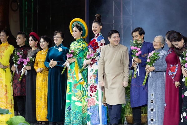 Hoa hau Khanh Van_Khai mac Le Hoi Ao Dai14