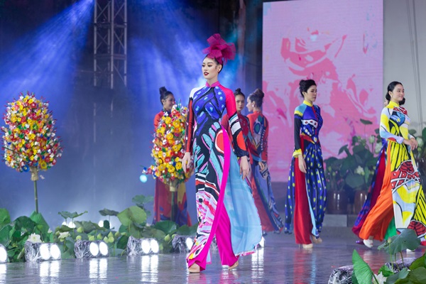 Hoa hau Khanh Van_Khai mac Le Hoi Ao Dai20