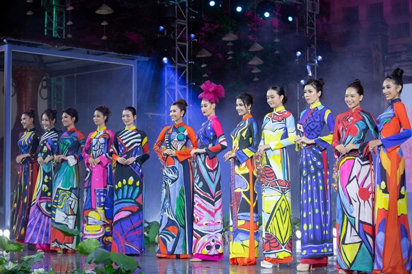 Hoa hau Khanh Van_Khai mac Le Hoi Ao Dai25