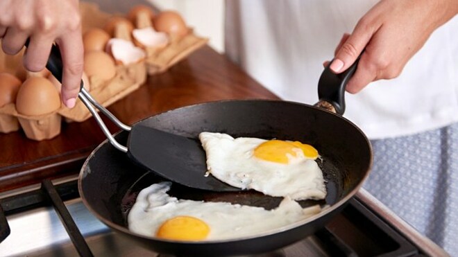 woman-frying-fried-egg-yolk-pa-3692-7533-1602000938