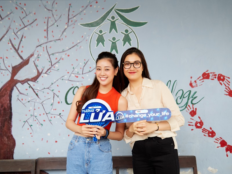Hoa hau Khanh Van_Le Hang trao tien thuong Tuong Lua cho OBV8