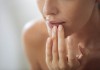 Thói quen giúp hạn chế khô nẻ, bong tróc da môi