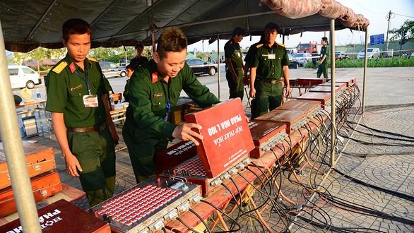 Cán bộ kỹ thuật của công ty hóa chất thuộc Tổng cục Công nghiệp Quốc phòng kiểm tra hệ thống phát hỏa pháo hoa được bắn trong đêm giao thừa tại TP.HCM   Ảnh: T.T.D.