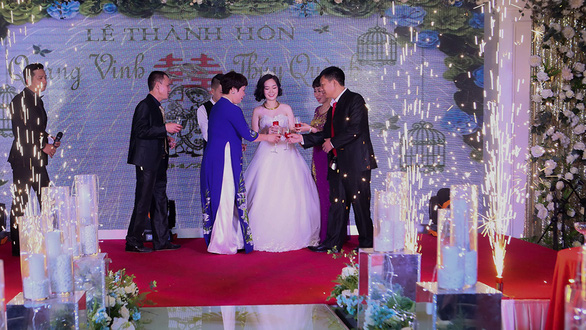 Nghị định 137 cho phép đốt pháo hoa (không nổ) trong đám cưới như thế này Ảnh: Việt Dũng