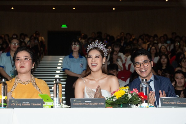 Hoa hau Khanh Van cham thi Miss va Mister Van Lang 202012