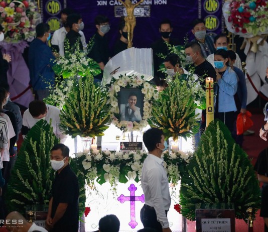 Những khoảnh khắc xúc động trong tang lễ Chí Tài