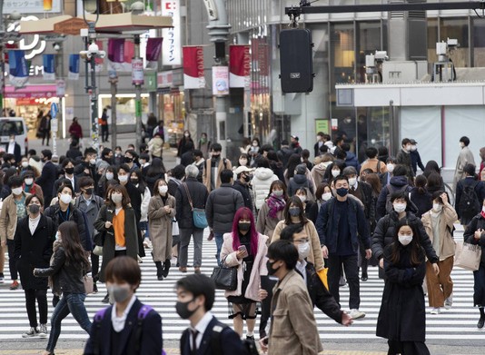 Mùa đông đang về, COVID-19 đe dọa ‘nhấn chìm’ Nhật, Hàn
