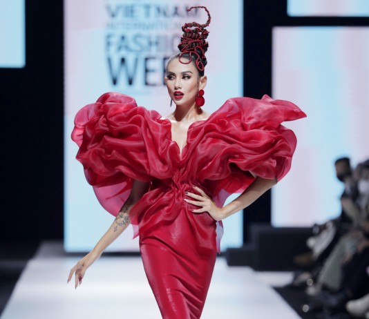 Võ Hoàng Yến – người mẫu ấn tượng ở Tuần thời trang