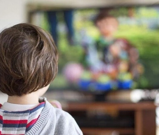 Lợi và hại của việc cho trẻ xem tivi