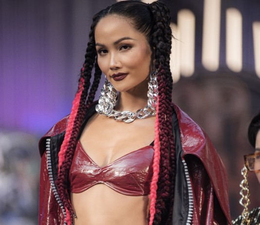 H’Hen Niê gây ấn tượng với phong cách Rap HipHop trong show diễn đầu năm