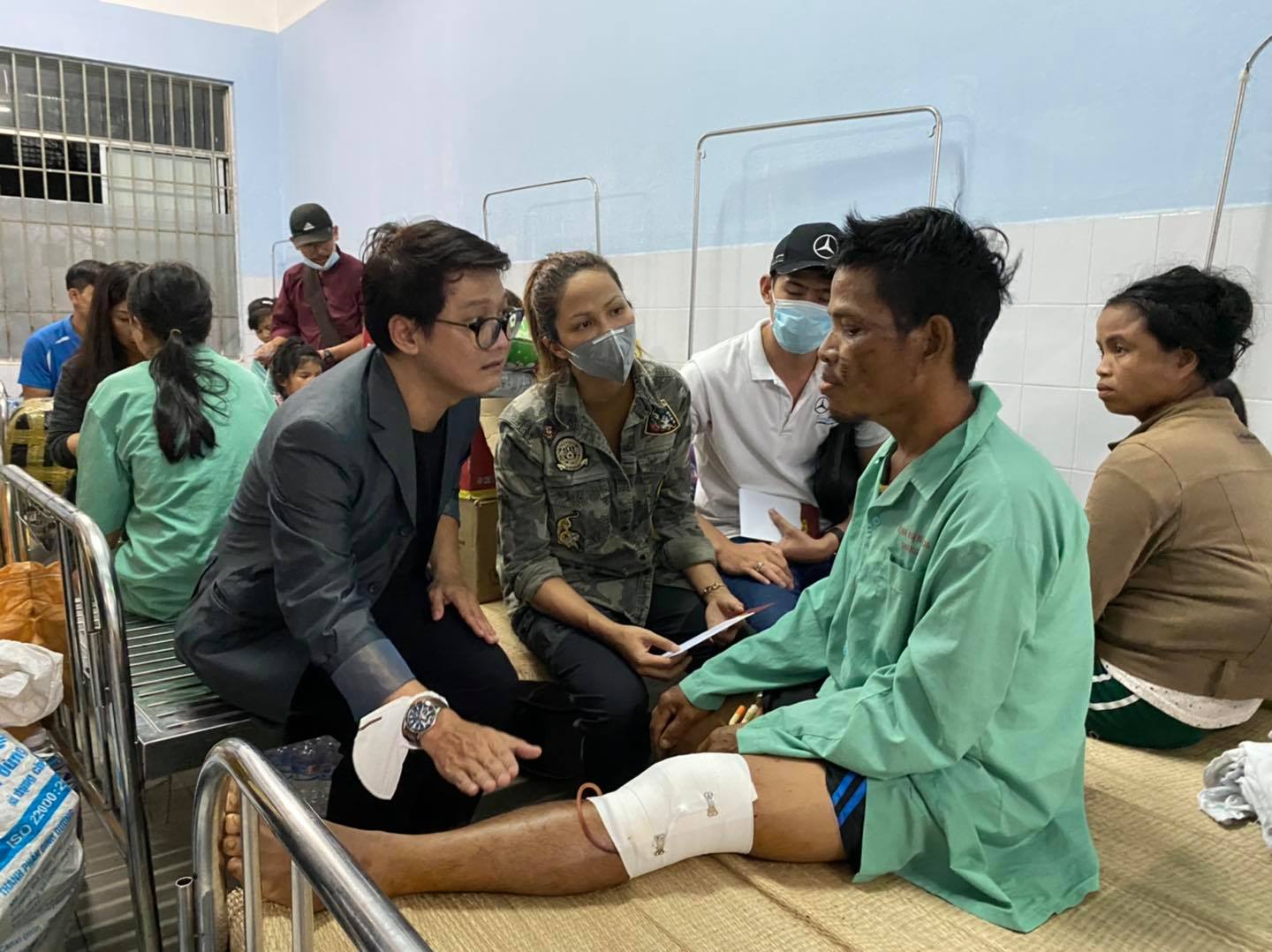 Hoa hậu H’Hen Niê thăm các nạn nhân vụ sạt lở đất ở huyện Nam Trà My, tỉnh Quảng Nam.