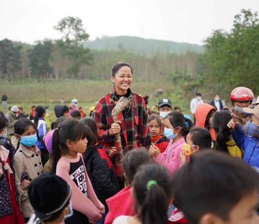 Hoa hậu H’Hen Niê chơi đùa cùng các em nhỏ đồng bào dân tộc thiểu số