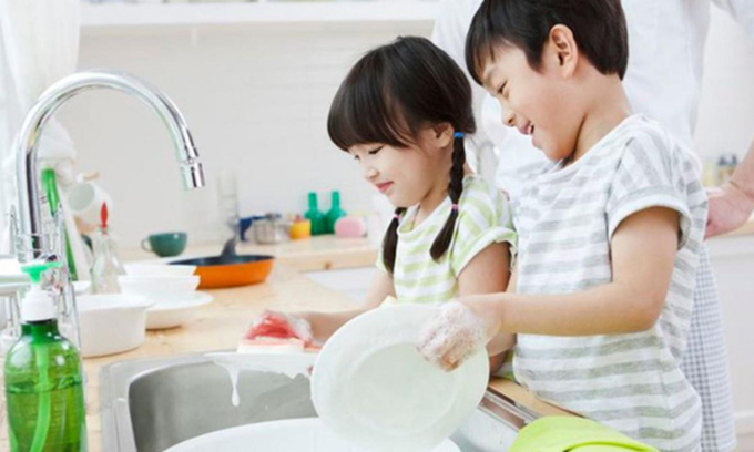 Cha mẹ cần tạo thói quen làm việc nhà từ sớm để con có khả năng tự chăm sóc bản thân, đồng thời rèn luyện được đức tính chăm chỉ. Ảnh minh họa.