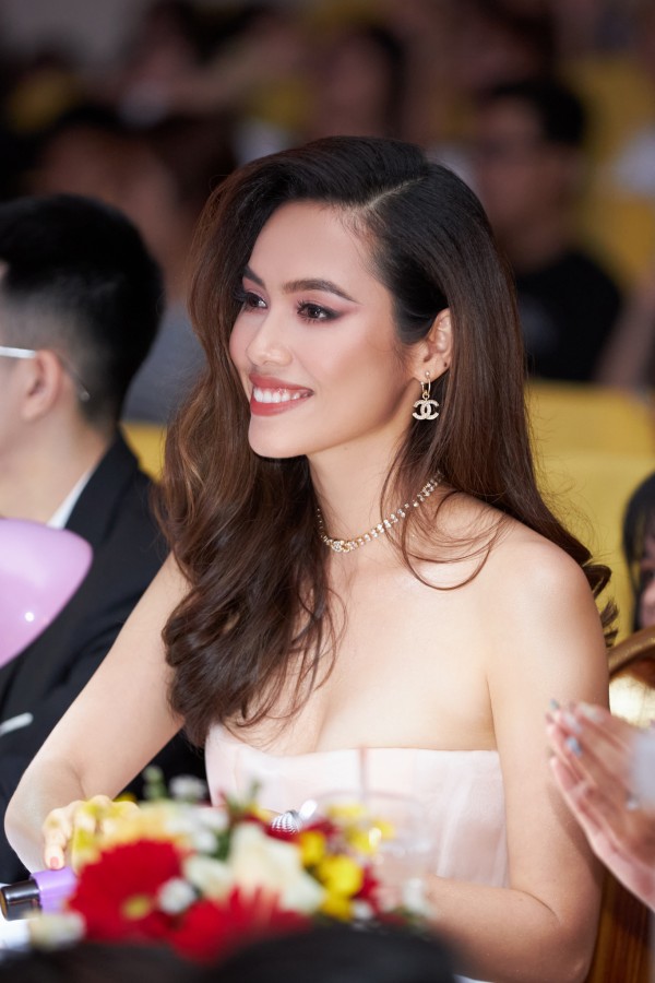 A hau Hoang My cham thi Hoa khoi Dai hoc Ngan Hang11