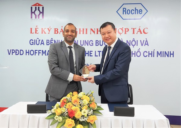 Lễ ký kết hợp tác giữa Bệnh viện Ung bướu Hà Nội và Roche Việt Nam nhằm ...