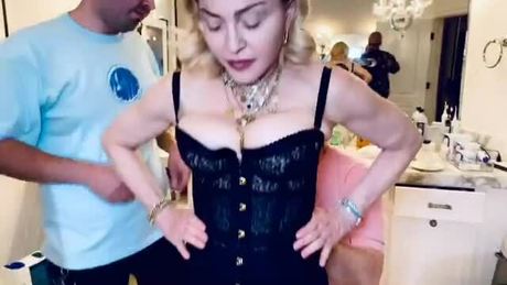 madonna-tu-tin-mac-bo-do-dien-goi-cam-1618456540_m_460x0