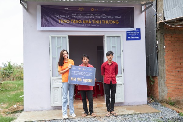 A hau Kim Duyen trao nha tai Long An24