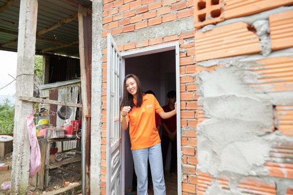A hau Kim Duyen trao nha tai Long An30