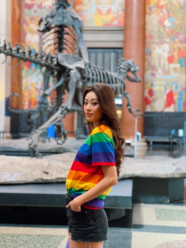 Hoa hau Khanh Van va outfic thang LGBT14