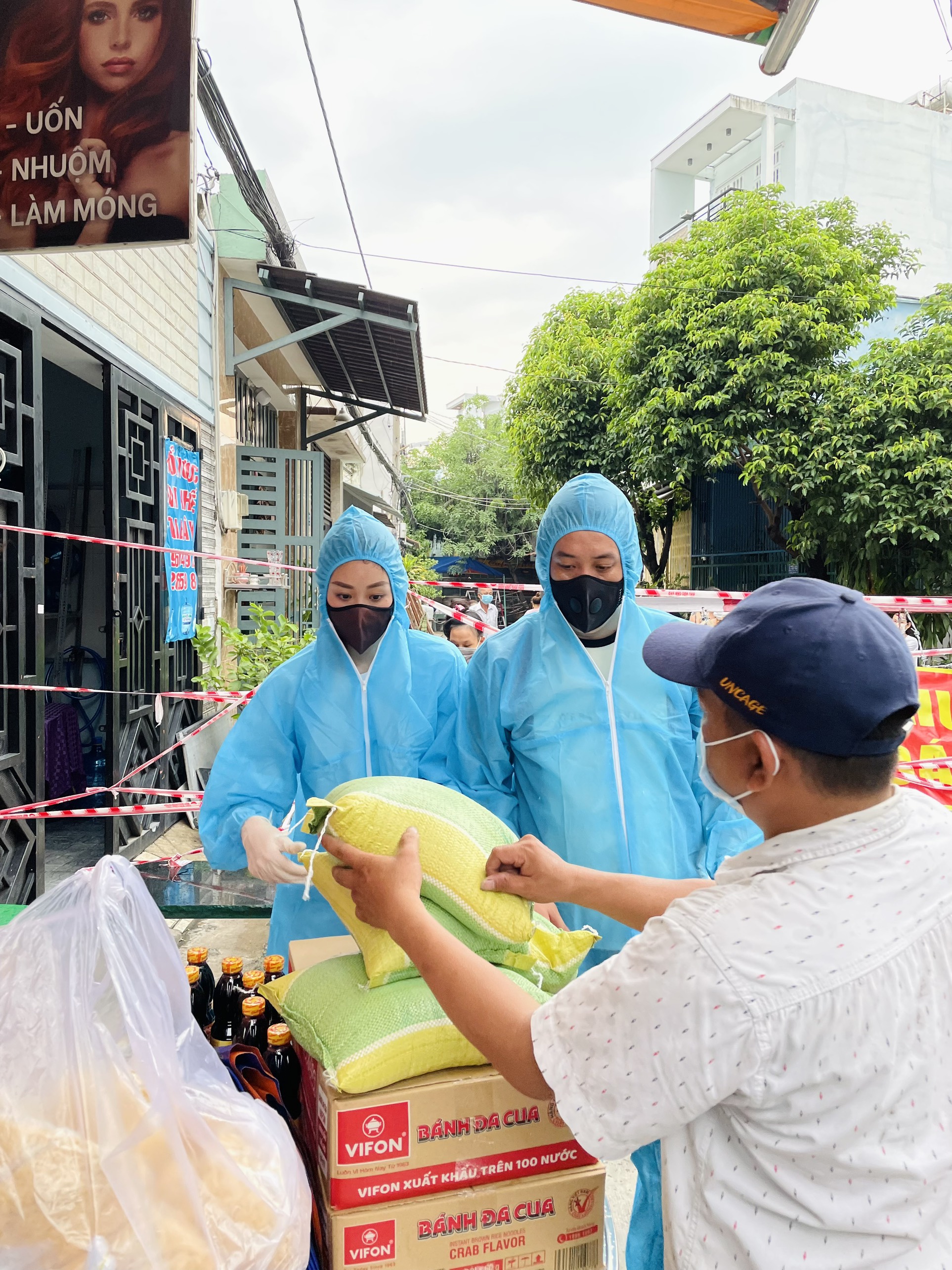 Hoa hau Khanh Van ung ho 300 phan qua cho nguoi co hoan canh kho khan tai TPHCM21